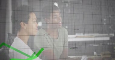 Ofisteki çeşitli iş adamları üzerinde finansal veri işleme animasyonu. Küresel finans, iş, bağlantılar, hesaplama ve veri işleme kavramı dijital olarak oluşturulmuş video.