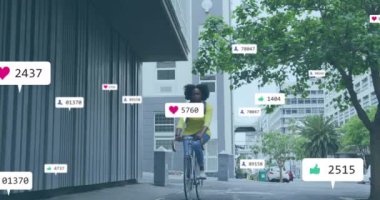 Şehirde bisiklet süren Afro-Amerikan kadın medya simgelerinin canlandırılması. Sosyal medya ve dijital arayüz konsepti dijital olarak oluşturulmuş video.