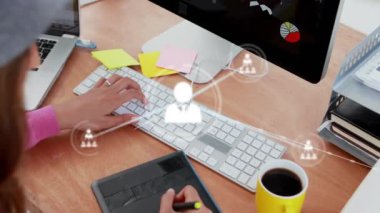 Kafkasyalı iş kadını üzerinden insanlarla bağlantı kurmanın animasyonu. Küresel finans, iş, bağlantılar, hesaplama ve veri işleme kavramı dijital olarak oluşturulmuş video.