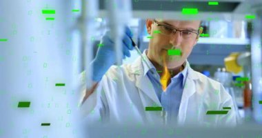 Laboratuvarda deney yapan beyaz erkek bilim adamının üzerindeki ikili kodlama ve şekillerin animasyonu. Bilim ve dijital arayüz kavramı dijital olarak oluşturulmuş video.