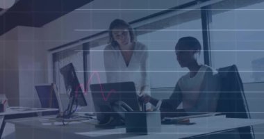 Çeşitli iş kadınları üzerinde finansal veri işleme animasyonu. Küresel iş, bağlantılar, hesaplama ve veri işleme kavramı dijital olarak oluşturulmuş video.