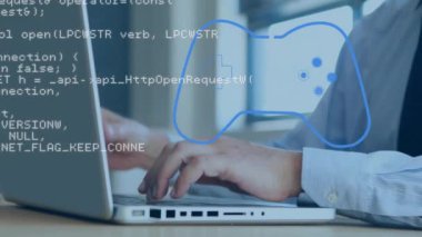 Bilgisayarla dijital veri işleme ve video blokçuluğunun Kafkasyalı iş adamının üzerinde canlandırılması. Küresel iş, bağlantılar, hesaplama ve veri işleme kavramı dijital olarak oluşturulmuş video.