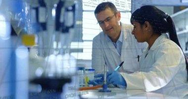 Laboratuvardaki çeşitli bilim adamları üzerinde bilimsel veri işleme animasyonu. Küresel bilim, bağlantılar, hesaplama ve veri işleme kavramı dijital olarak oluşturulmuş video.