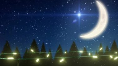 Sarı Noel sicim ışıkları ağaçların ve gece gökyüzünde hilal şeklinde parlıyor. Noel, dekorasyon, gelenek ve dijital olarak üretilen video kutlaması.