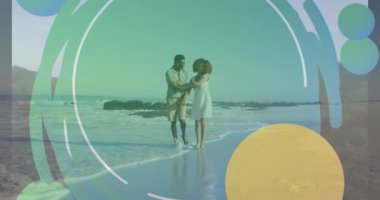 Sahilde yürüyen Afrikalı Amerikalı bir çiftin renkli şekillerinin canlandırması. Yaz, tatil ve yaşam tarzı konsepti dijital olarak oluşturulmuş video.
