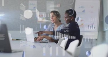 Ofisteki dizüstü bilgisayarla çeşitli kadın meslektaşlar üzerinde veri işleme animasyonu. Küresel iş, bilgisayar ve dijital arayüz kavramı dijital olarak oluşturulmuş video.