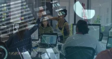 Ofisteki çeşitli iş adamları üzerinde finansal veri işleme animasyonu. Küresel finans, iş, bağlantılar, hesaplama ve veri işleme kavramı dijital olarak oluşturulmuş video.