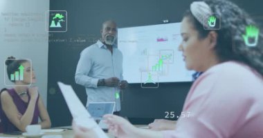 Ekoloji simgelerinin canlandırılması ve çeşitli meslekdaşların ofiste iş görüşmesi üzerine veri işleme. Küresel iş ve dijital arayüz kavramı dijital olarak oluşturulmuş video.