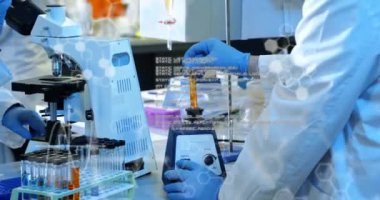 Kimyasal formülün animasyonu ve çeşitli deneyler yapan bilim adamlarının veri işlemesi. Küresel bilim ve dijital arayüz kavramı dijital olarak oluşturulmuş video.