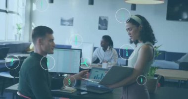 Farklı meslekdaşların ofiste iş tartışmaları üzerine ekoloji ikonlarının animasyonu. Küresel iş ve dijital arayüz kavramı dijital olarak oluşturulmuş video.