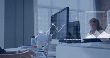 Ofisteki çeşitli iş adamları üzerinde finansal veri işleme animasyonu. Küresel finans, iş, bağlantılar, hesaplama ve veri işleme kavramı dijital olarak oluşturulmuş video.