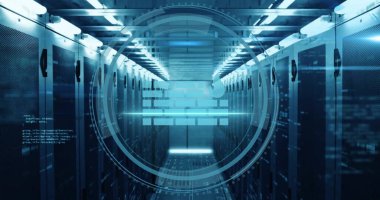 Bilgisayar sunucuları üzerinde güvenlik duvarı simgesi ve dijital veri işleme resmi. Küresel siber güvenlik, bağlantılar, hesaplama ve veri işleme kavramı dijital olarak oluşturuldu.