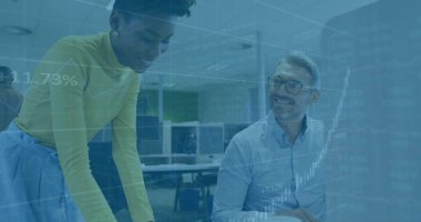 Ofisteki çeşitli iş adamlarıyla ilgili finansal veri işleme resmi. Küresel finans, iş, bağlantılar, hesaplama ve veri işleme kavramı dijital olarak oluşturuldu.