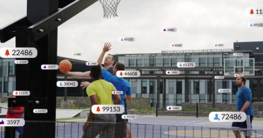 Sahadaki çeşitli basketbol oyuncularının dijital veri işleme görüntüsü. Küresel spor, sosyal medya, bağlantılar, hesaplama ve veri işleme kavramı dijital olarak oluşturuldu.