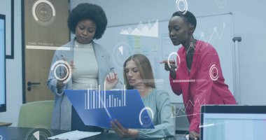 Ofiste iş tartışması yapan çeşitli meslektaşların mali veri işleme görüntüsü. Küresel iş, finans, hesaplama ve dijital arayüz kavramı dijital olarak oluşturuldu.