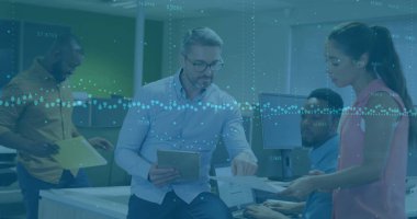 Ofisteki çeşitli iş adamlarıyla ilgili finansal veri işleme resmi. Küresel finans, iş, bağlantılar, hesaplama ve veri işleme kavramı dijital olarak oluşturuldu.