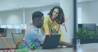 Ofiste iş tartışması yapan çeşitli meslektaşların mali veri işleme görüntüsü. Küresel iş, finans, hesaplama ve dijital arayüz kavramı dijital olarak oluşturuldu.