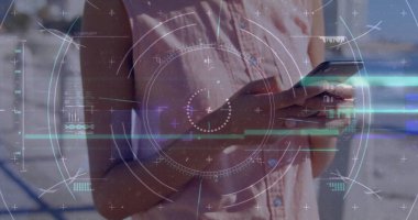 Akıllı telefon kullanan beyaz bir kadının veri işleme ve tarama görüntüsü. Küresel iş, teknoloji ve dijital arayüz kavramı dijital olarak oluşturulmuş görüntü.