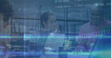 Ofisteki çeşitli iş adamlarıyla ilgili finansal veri işleme resmi. Küresel finans, iş, bağlantılar, hesaplama ve veri işleme kavramı dijital olarak oluşturuldu.