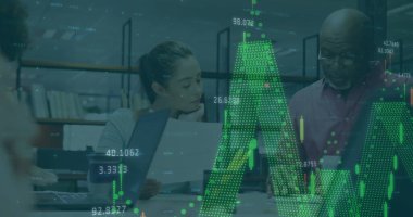 Ofisteki çeşitli iş adamlarıyla ilgili finansal veri işleme resmi. Küresel finans, iş, bağlantılar, hesaplama ve veri işleme kavramı dijital olarak oluşturuldu.