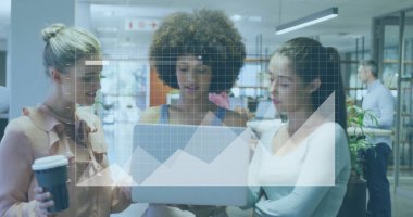 Ofiste iş tartışması yapan çeşitli meslektaşların mali veri işleme görüntüsü. Küresel iş, finans, hesaplama ve dijital arayüz kavramı dijital olarak oluşturuldu.