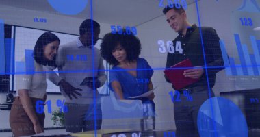 Muhtelif meslekdaşların ofiste iş tartışmalarına ilişkin diyagramlar ve veri işleme resimleri. Küresel iş, takım çalışması ve dijital arayüz kavramı dijital olarak oluşturulmuş görüntü.