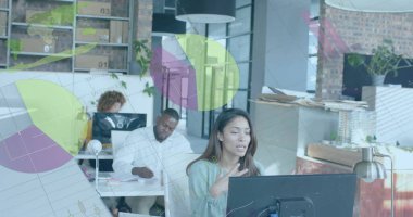 Ofisteki iki ırklı iş kadınının mali veri işleme görüntüsü. Küresel finans, iş, bağlantılar, hesaplama ve veri işleme kavramı dijital olarak oluşturuldu.