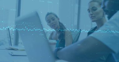 Dizüstü bilgisayar kullanarak çeşitli iş adamlarının finansal veri işleme görüntüsü. Küresel finans, iş, bağlantılar, hesaplama ve veri işleme kavramı dijital olarak oluşturuldu.