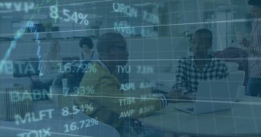 Ofisteki çeşitli iş adamlarıyla ilgili finansal veri işleme resmi. Küresel finans, iş, bağlantılar, hesaplama ve veri işleme kavramı dijital olarak oluşturuldu.