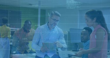 Ofisteki çeşitli iş adamlarıyla ilgili finansal veri işleme resmi. Küresel finans, iş, bağlantılar, hesaplama ve veri işleme kavramı dijital olarak oluşturuldu.