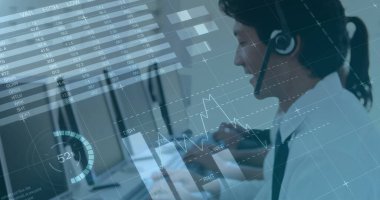 Asyalı iş adamının telefon kulaklığı ve bilgisayarla mali veri işleme görüntüsü. Küresel iş, finans, iletişim ve dijital arayüz kavramı dijital olarak oluşturulmuş görüntü.