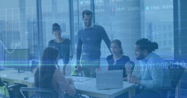 Dizüstü bilgisayar kullanarak çeşitli iş adamlarının finansal veri işleme görüntüsü. Küresel finans, iş, bağlantılar, hesaplama ve veri işleme kavramı dijital olarak oluşturuldu.