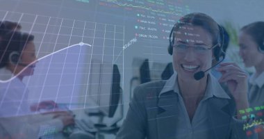 Telefon kulaklığı ve bilgisayar kullanarak çeşitli meslektaşlar üzerinden finansal veri işleme görüntüsü. Küresel iş, finans, iletişim ve dijital arayüz kavramı dijital olarak oluşturulmuş görüntü.