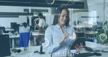 Ofiste tablet kullanan melez bir iş kadınının mali veri işleme görüntüsü. Küresel iş, finans, hesaplama ve dijital arayüz kavramı dijital olarak oluşturuldu.