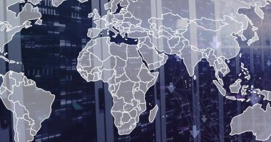 Sunucu odasında parlayan bilgisayar sunucularının üzerindeki gri dünya haritası. Veri, dijital arayüz, bağlantı, işlem, ağ ve küresel iletişim, dijital olarak oluşturulmuş görüntü.