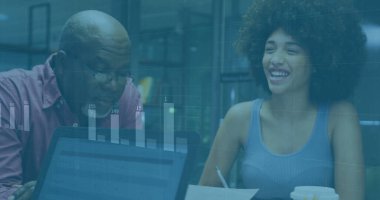 Ofisteki çeşitli iş adamlarıyla ilgili finansal veri işleme resmi. Küresel finans, iş, bağlantılar, hesaplama ve veri işleme kavramı dijital olarak oluşturuldu.