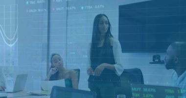 Ofisteki çeşitli iş adamlarıyla ilgili finansal veri işleme resmi. Küresel finans, iş, bağlantılar, hesaplama ve veri işleme kavramı dijital olarak oluşturuldu.