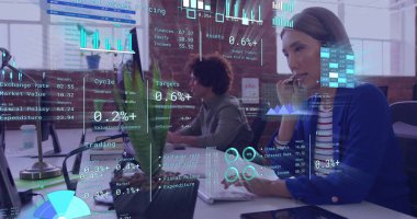 Ofisteki telefon kulaklığı kullanan çeşitli meslektaşlar üzerinden yapılan şema ve veri işleme resimleri. Küresel iş, takım çalışması ve dijital arayüz kavramı dijital olarak oluşturulmuş görüntü.