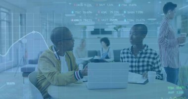 Dizüstü bilgisayar kullanarak çeşitli iş adamlarının finansal veri işleme görüntüsü. Küresel finans, iş, bağlantılar, hesaplama ve veri işleme kavramı dijital olarak oluşturuldu.