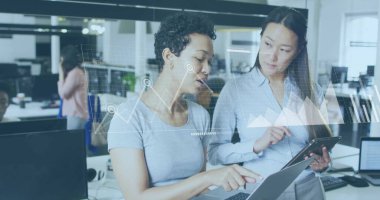 Ofiste iş tartışması yapan çeşitli meslektaşların mali veri işleme görüntüsü. Küresel iş, finans, hesaplama ve dijital arayüz kavramı dijital olarak oluşturuldu.