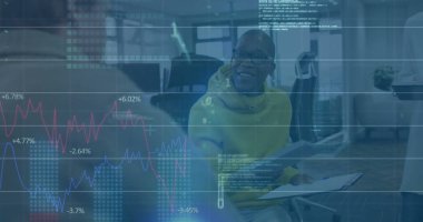 Ofisteki çeşitli iş adamlarıyla ilgili finansal veri işleme resmi. Küresel finans, iş, bağlantılar, hesaplama ve veri işleme kavramı dijital olarak oluşturuldu.