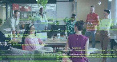 Muhtelif meslektaşların ofiste iş görüşmesi üzerine veri işleme animasyonu. Küresel iş ve dijital arayüz kavramı dijital olarak oluşturulmuş video.