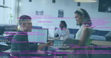 Muhtelif meslektaşların ofiste iş görüşmesi üzerine veri işleme animasyonu. Küresel iş ve dijital arayüz kavramı dijital olarak oluşturulmuş video.