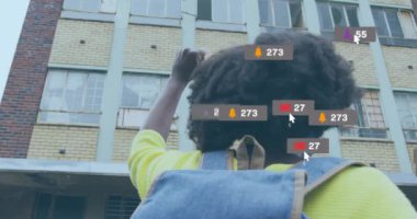 Medya ikonlarının Afro-Amerikan kadınlarının şehirde yumruk sallamaları üzerine animasyonu. Sosyal medya ve dijital arayüz konsepti dijital olarak oluşturulmuş video.