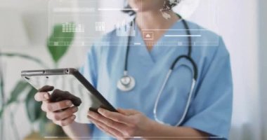 Tablet kullanan Kafkas kadın doktor üzerinde veri işleme animasyonu. Tıp ve dijital arayüz kavramı dijital olarak oluşturulmuş video.