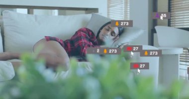 Medya simgelerinin animasyonu, koltukta uyuyan melez kadınlar üzerine. Sosyal medya ve dijital arayüz konsepti dijital olarak oluşturulmuş video.