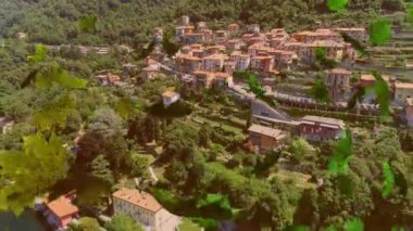 Manzaranın üzerine düşen yaprakların animasyonu. Sonbahar, sonbahar, doğa, seyahat, bağlantılar, hesaplama ve veri işleme kavramı dijital olarak oluşturulmuş video.