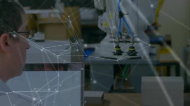 Kafkas erkek mühendis üzerinden bilgisayar kullanarak, robot kolu kullanarak bağlantı ağının animasyonu. Ağ, bağlantı, endüstri, mühendislik ve iletişim, dijital olarak oluşturulmuş video.
