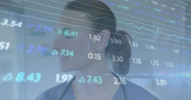 Gülümseyen beyaz kadın doktor üzerinde veri işleme animasyonu. Küresel tıp, bağlantılar, hesaplama ve veri işleme kavramı dijital olarak oluşturulmuş video.