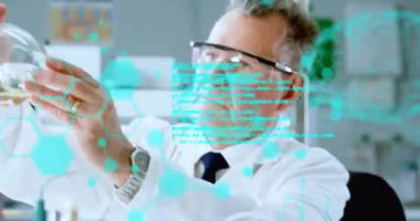 Kimyasal formülün animasyonu ve deneyler yapan beyaz erkek bilim adamı üzerinde veri işleme. Küresel bilim ve dijital arayüz kavramı dijital olarak oluşturulmuş video.